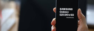 Erkek eli Samsung 'un 20 ultra galaksisini tutuyor.