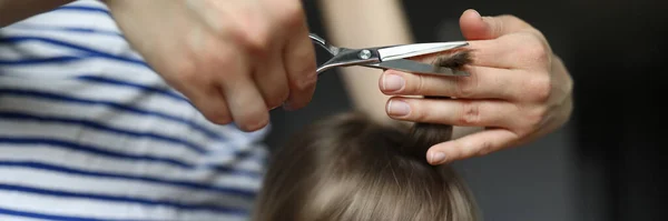 Mom cuts hair at home child during quarantine — Stock Photo, Image