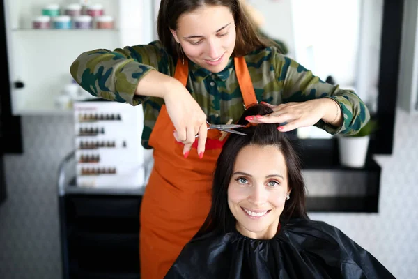 Kvinnlig frisör klienter porträtt — Stockfoto