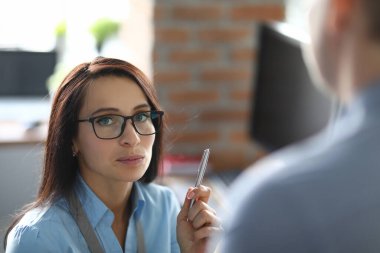 Meslektaşımla konuşan kadın.