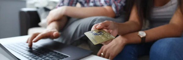 Couple enters credit card information on Internet — Stok fotoğraf