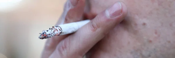 Fechar o homem fumando cigarro, hábito viciante — Fotografia de Stock