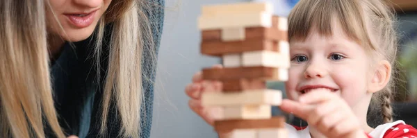 Mutter und Tochter stapeln Blöcke übereinander — Stockfoto