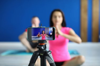 Tripodun üzerinde duran akıllı telefon