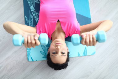 İçerideki güzel esmer bayan