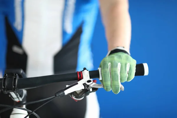 Erwachsene sitzen drinnen auf dem Fahrrad — Stockfoto