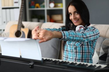 Mutlu genç bayan parmaklarını bükerken dinleniyor.