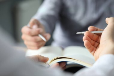 İki iş ortağı sözleşme imzalayacak.