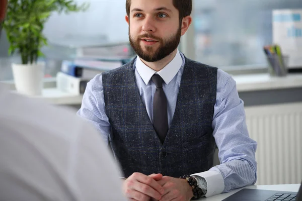 Twee jonge zakenlieden beraadslagen samen over problemen. — Stockfoto