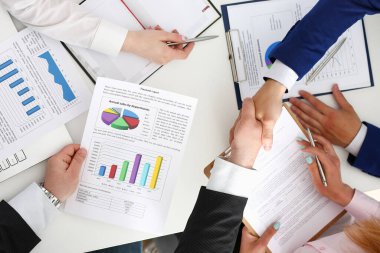 Toplantının başında insanlar birbirini selamlıyor.