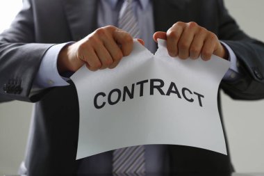 Erkek eller ofiste sözleşmeyi yırtıyor.