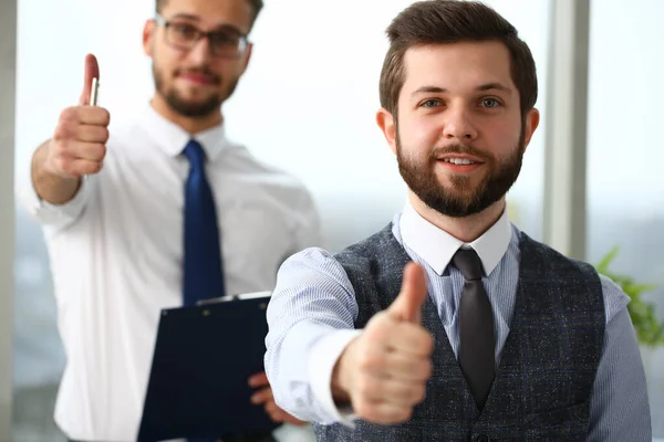 Dos hombres sonrientes mostrando OK en la oficina —  Fotos de Stock