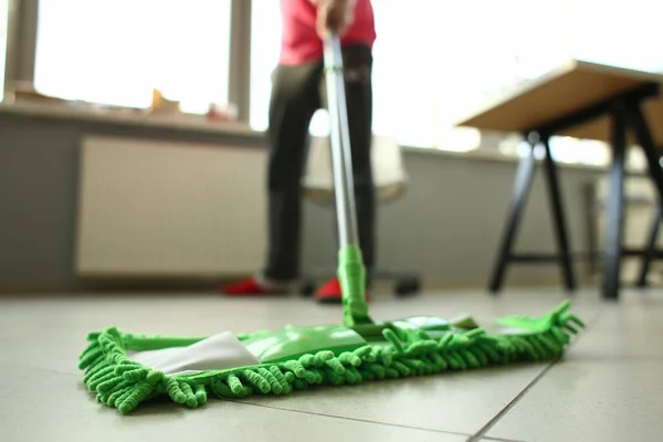 Servicio de limpieza hombre fregando el suelo en la habitación — Foto de Stock