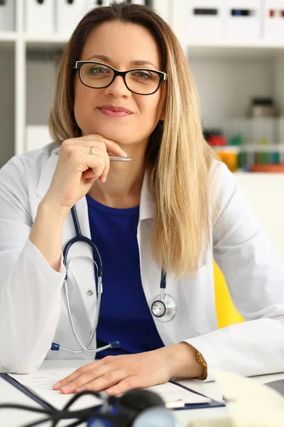 Glücklich erwachsene Ärztin an ihrem Arbeitsplatz — Stockfoto