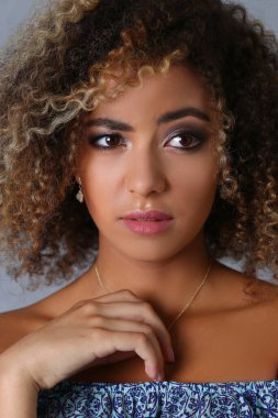 Kafası karışmış genç bir kadın yan tarafa bakıyor