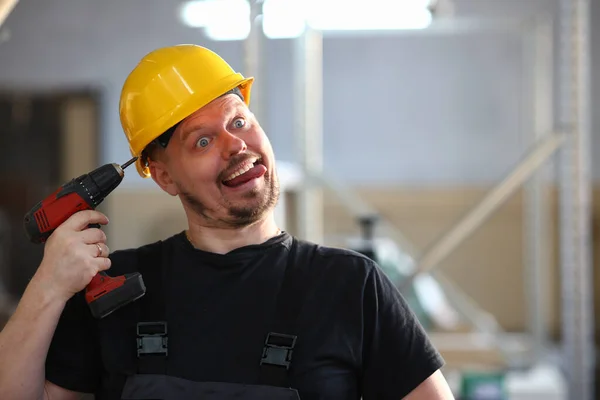 Trabalhador masculino está segurando retrato broca elétrica — Fotografia de Stock