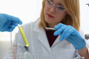 Laboratuvarda koruyucu eldivenlerle çalışan bir kadın doktor.