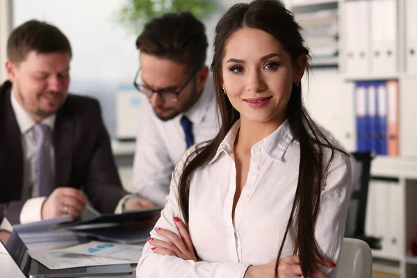 Bella signora sorridente in posa in ufficio — Foto Stock