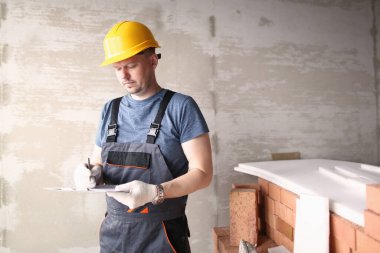 İş kıyafetleri ve güvenlik kaskı mühendisi.