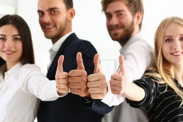 Bonitas pessoas de negócios sorridentes mostrando sinais Ok — Fotografia de Stock