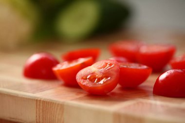 Kırmızı dilimlenmiş domates salata için hazır.