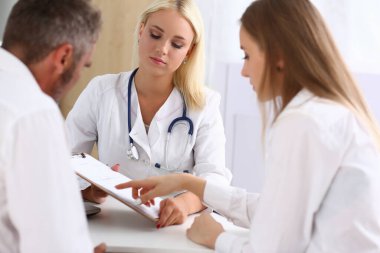 Ofisteki bir toplantıda profesyonel çocuk doktorları.
