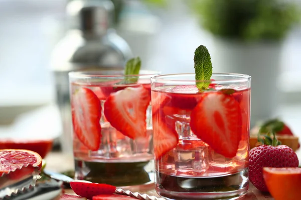 Erdbeerscheiben in einem Glas Wasser — Stockfoto