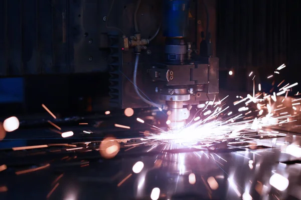 Metalürjik fabrikada lazer metali olan arabanın parçalarının üretimi — Stok fotoğraf