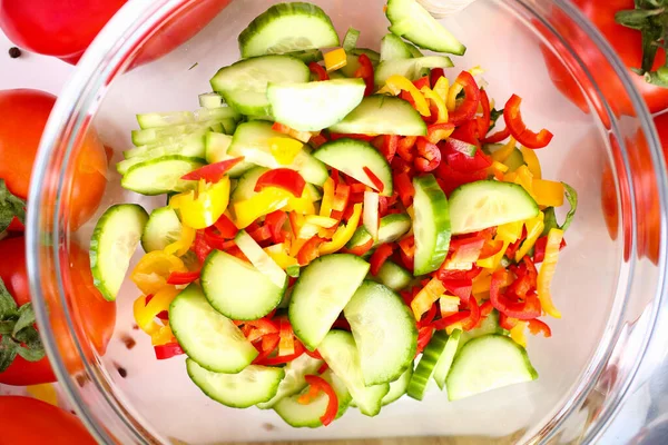 Viel Gemüse auf dem Teller in der Küche — Stockfoto