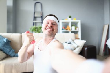 Neşeli blogcu evde video içeriği kaydediyor