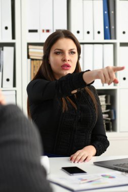 Öfkeli genç bir kadın kolunu göstererek dışarı çıkıyor.