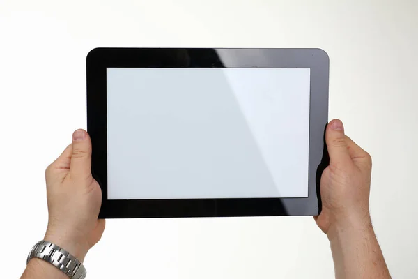 Homme tient tablette numérique en studio — Photo