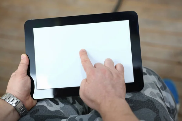 Zbliżenie człowieka za pomocą tabletu cyfrowego — Zdjęcie stockowe