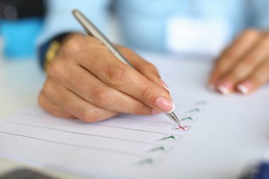 Kadın anketi tıklayarak doldurur.