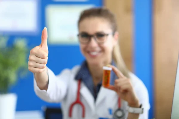 Exitosa doctora sonriente sosteniendo medicina en su mano —  Fotos de Stock