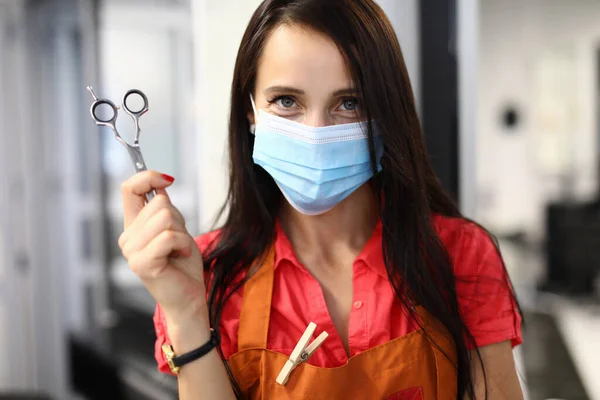 Női fodrász orvosi maszkban ollót tart a kezében.. — Stock Fotó