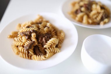 Et ve baharatlı spagetti.