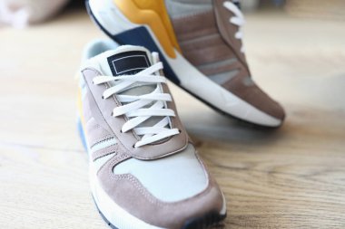 Yerde duran yeni spor ayakkabılar.