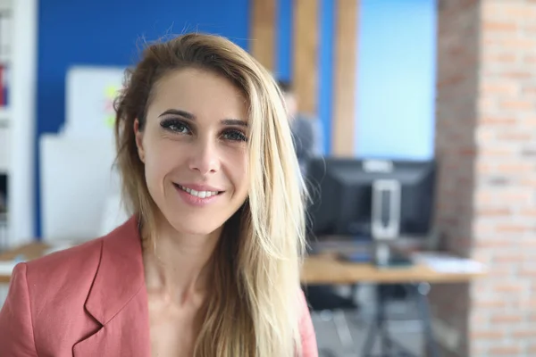 Sorrindo mulher de negócios em pé no escritório — Fotografia de Stock