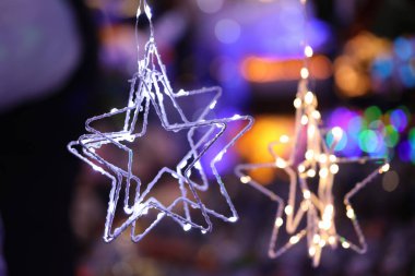 Yeni yıl, karanlığın içinde ışıl ışıl parlayan bir çelenktir.