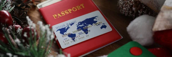 Biały plastikowy kredyt z czerwonym paszportem aganst — Zdjęcie stockowe