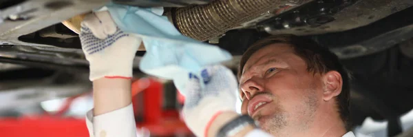 Serieuze mannelijke werknemer bezig met reparatie — Stockfoto