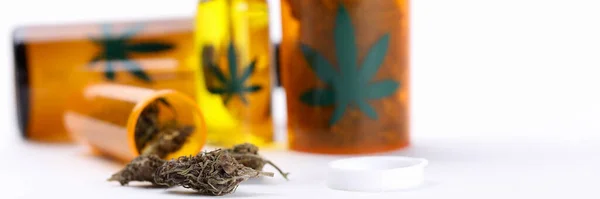Szekrény az asztalon szerves orvosi marihuána gyógyszerek — Stock Fotó