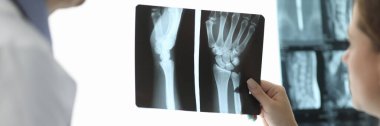 Klinikte çalışan pratisyen.