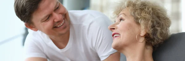 Sweet talk between son and mom — Stock Photo, Image