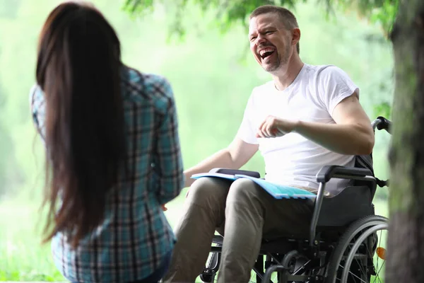 Man funktionshindrade man med flickvän ler på park promenad porträtt — Stockfoto