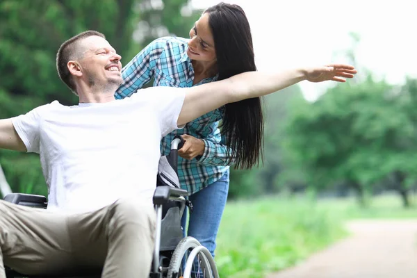 Zielona ścieżka w parku na spacer — Zdjęcie stockowe