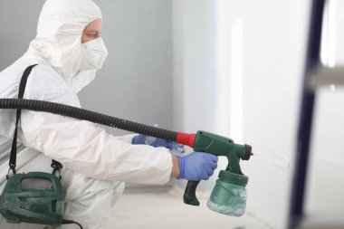 Yoğunlaşmış erkek iş başında.