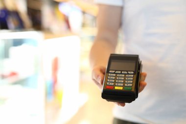 Aygıtlı mağaza çalışanı