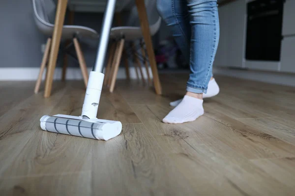 Yetişkin bacakları kot ve çorap içinde — Stok fotoğraf